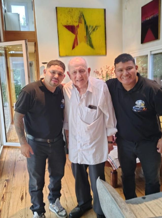 Técnicos de Cerrajería SegurAr junto a un cliente